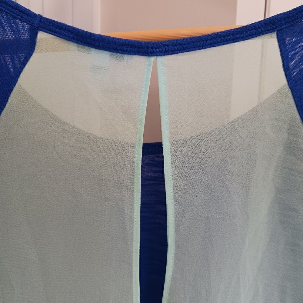 Express Scoopneck Split Back Colorblocked Short Sleeved Top - Picture 6 of 10